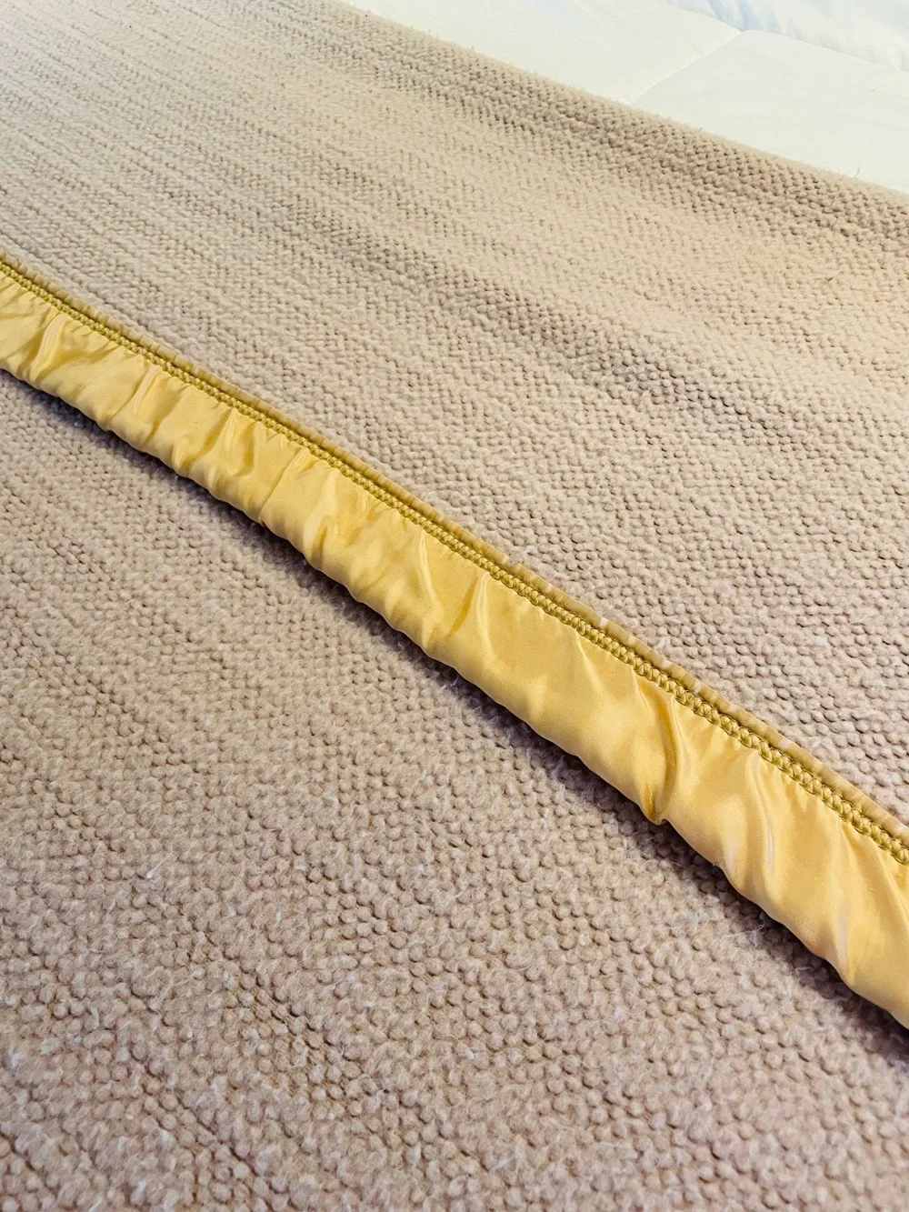 Thermal weave blanket with satin ruffle binding, full/queen size, vintage